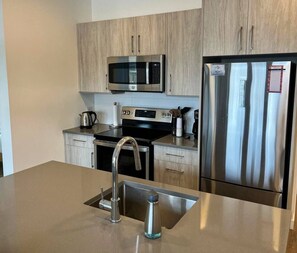 Fridge, microwave, oven, stovetop - Whitetooth Vista Downtown Condo (Golden)