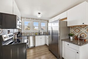 Kylskåp, mikrovågsugn, ugn och spishäll