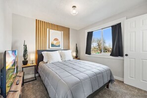 4 bedrooms, iron/ironing board, WiFi, bed sheets - Peaceful Home with 4BR, Big Yard and amazing art (Berkley)