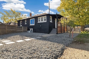 Exterior - Peaceful Home with 4BR, Big Yard and amazing art (Berkley)