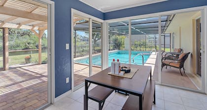 House with outdoor pool and canal with access to the ocean, kayaks, bicycles