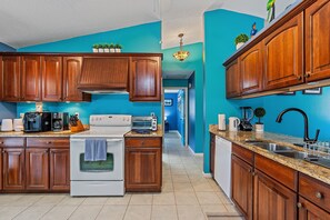 Fridge, microwave, oven, stovetop - House with outdoor pool and canal with access to the ocean, kayaks, bicycles (Port Charlotte)