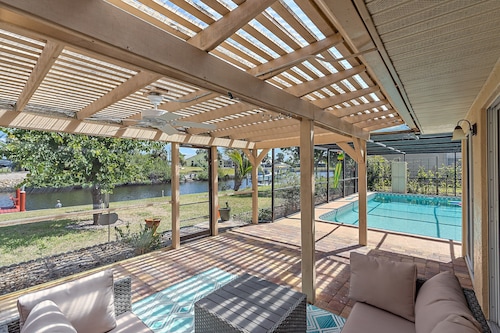 House with outdoor pool and jacuzzi with canal to the ocean, kayaks, bicycles