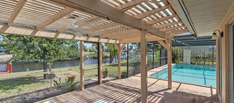House with outdoor pool and jacuzzi with canal to the ocean, kayaks, bicycles