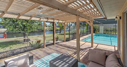 House with outdoor pool and jacuzzi with canal to the ocean, kayaks, bicycles