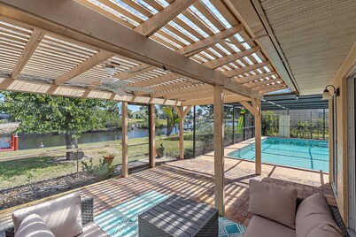 House with outdoor pool and jacuzzi with canal to the ocean, kayaks, bicycles