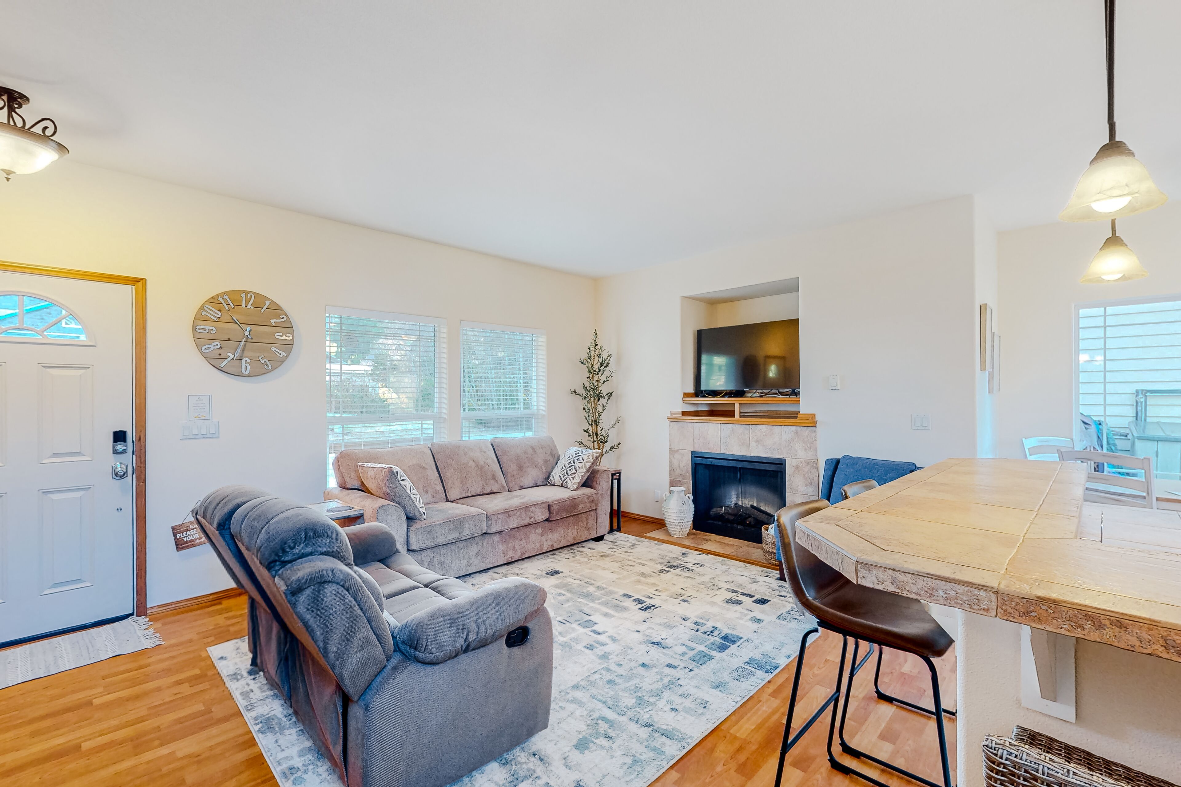 Charming home near the beach with firepit, deck, full kitchen, & washer/dryer