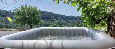 Bañera de hidromasaje al aire libre