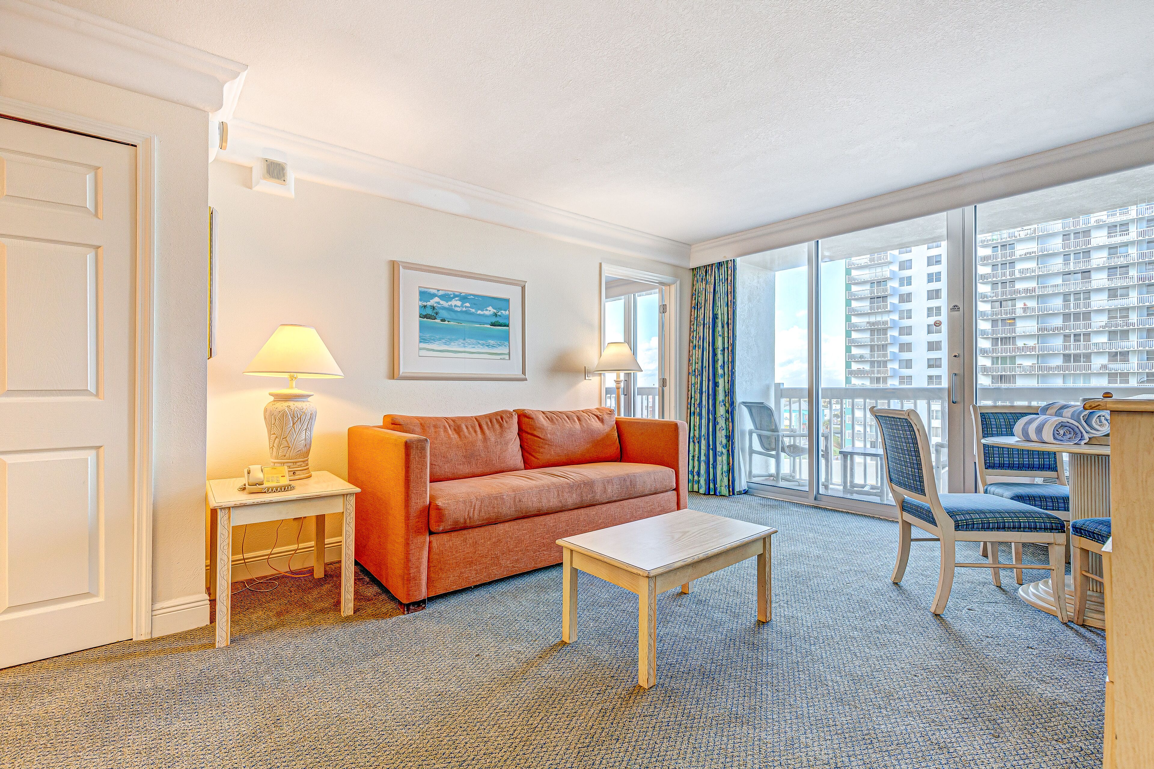 Seaside condo with washer/dryer, fitness room & kitchen
