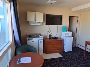 Deluxe Single Room | Private kitchen | Mini-fridge, microwave, coffee/tea maker