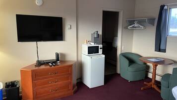 Basic Double Room | Laptop workspace, free WiFi, bed sheets