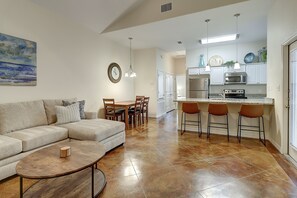 TV - Dog-friendly coastal cottage near the water with private yard, outdoor pool, W/D (Corpus Christi)