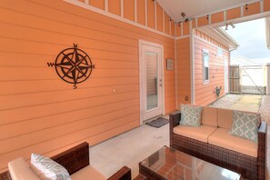 Terrace/patio - Dog-friendly coastal cottage near the water with private yard, outdoor pool, W/D (Corpus Christi)