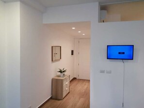 Apartamento básico | Zona de estar | Smart TV de 32 pulgadas con canales digitales