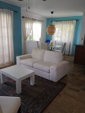 Chambre Double | Coin séjour | TV connectée de 32 pouces avec chaînes numériques