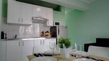 Basic Apartment | Private kitchen | Cookware/dishes/utensils