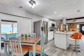 Private kitchen - Groovy Playhouse Getaway 4 bdrm near Legoland (Winter Haven)