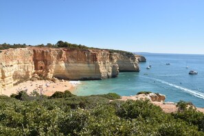 Una spiaggia nelle vicinanze, lettini da mare, teli da spiaggia
