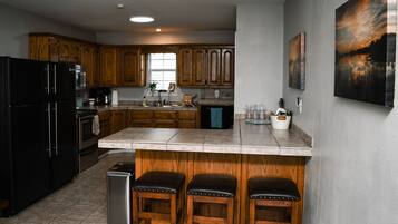 Køleskab, mikrobølgeovn, ovn, kogeplade