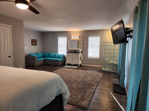 7 bedrooms, travel crib, free WiFi, bed sheets