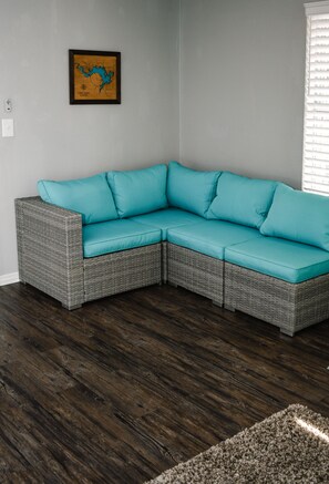 Smart-TV, Kamin, Bücher