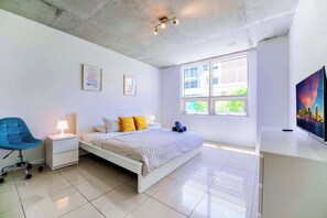 2 bedrooms, iron/ironing board, WiFi, bed sheets - Free Parking! Condo in Midtown Miami (Miami)