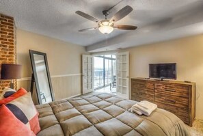 2 bedrooms, desk, WiFi