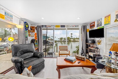 Waterfront home with kayaks, washer/dryer & fast WiFi