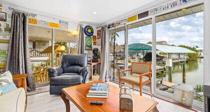 Waterfront home with kayaks, washer/dryer & fast WiFi