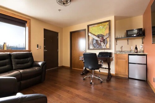 Aviation Suites: The Hangar Suite