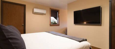 1 bedroom, desk, WiFi