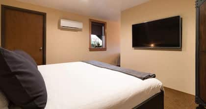 Aviation Suites: The Hangar Suite