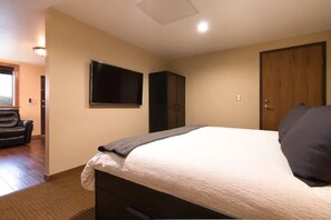 1 bedroom, desk, WiFi