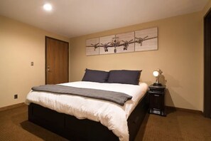 1 bedroom, desk, WiFi
