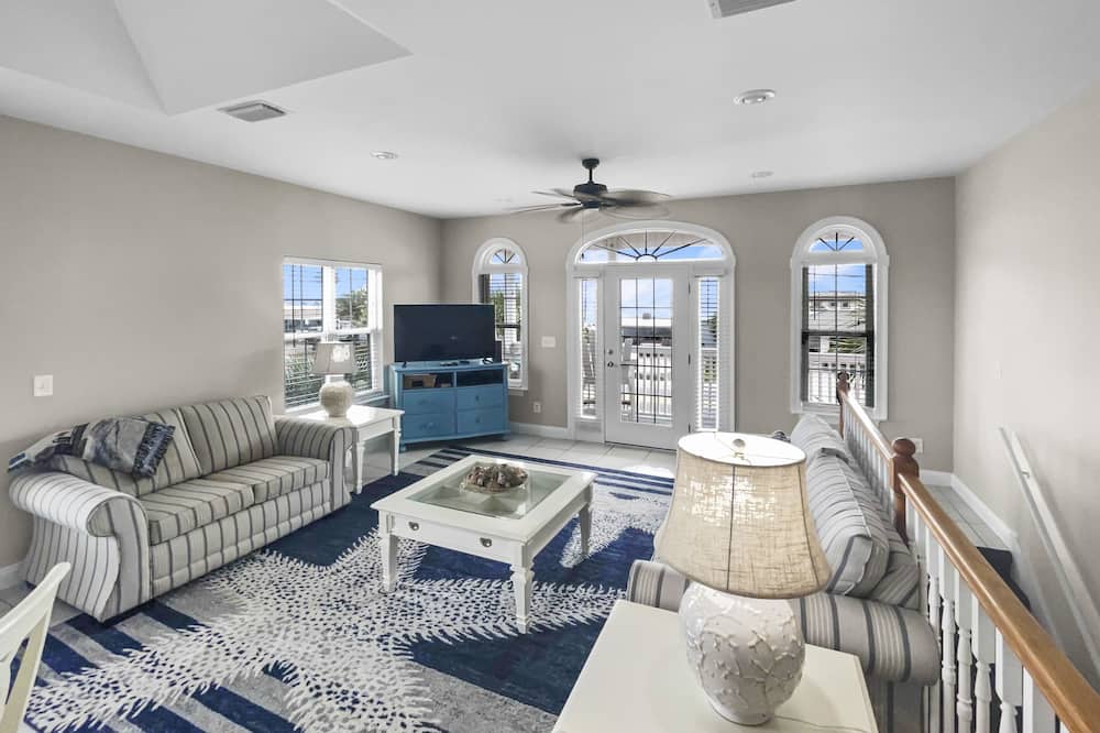 Paradise By The Pier 2 Bedroom Home by RedAwning