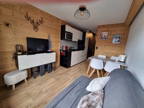 TV - Le Richemont 11 - Cosy 4-person duplex apartment at the foot of the slopes. (La Clusaz)