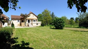 A house with a front yard, a staircase leading to the entrance, and a small garden area. - Le Vivier - GIVRY - Gîte (GIVRY)