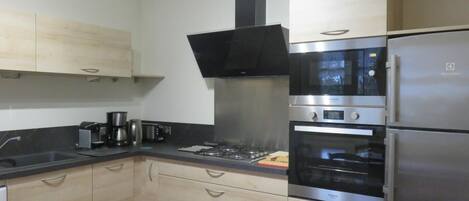 ميكروويف، فرن، غسالة أطباق، كرسي للأطفال