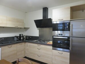 Micro-ondes, four, lave-vaisselle, chaise haute