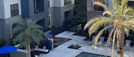 Una piscina al aire libre