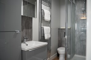 Bathroom - Gorgeous, Comfortable Apartment on the High Street (Merthyr Tydfil)