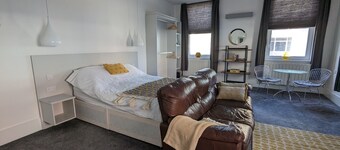 Gorgeous, Comfortable Apartment on the High Street