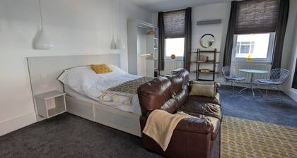 Gorgeous, Comfortable Apartment on the High Street