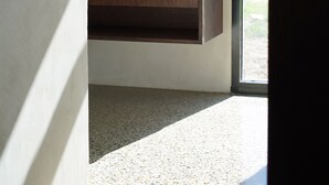 Un baño con un espejo grande, un lavamanos blanco y un armario de madera.
