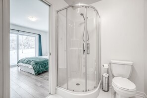 Shower, hair dryer, towels, soap - Modern chalet B (Gatineau)