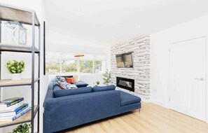 Smart-TV, Kamin, Videospiele, Bücher