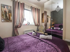 2 quartos, individualmente decorados, individualmente mobiliados