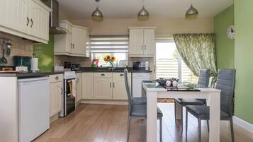 Een koelkast, een vaatwasser, een waterkoker, een broodrooster