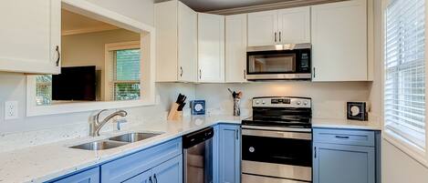 Réfrigérateur, four à micro-ondes, un four, surface de cuisson