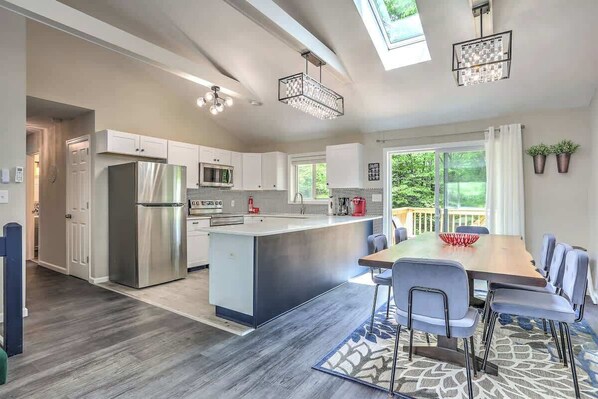 Frigorífic, microones, forn i placa de cuina